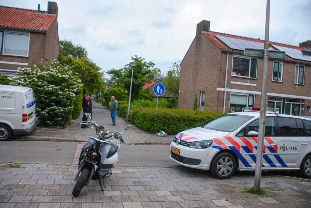 Overstekende scooterrijder gaat onderuit na botsing met auto