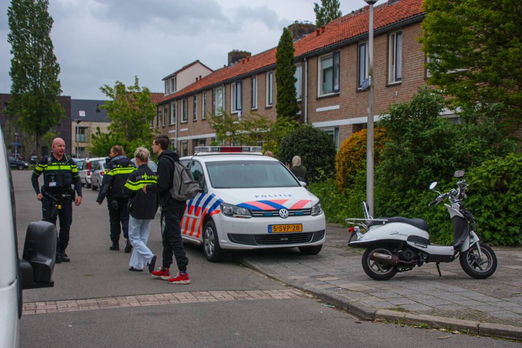 Overstekende scooterrijder gaat onderuit na botsing met auto