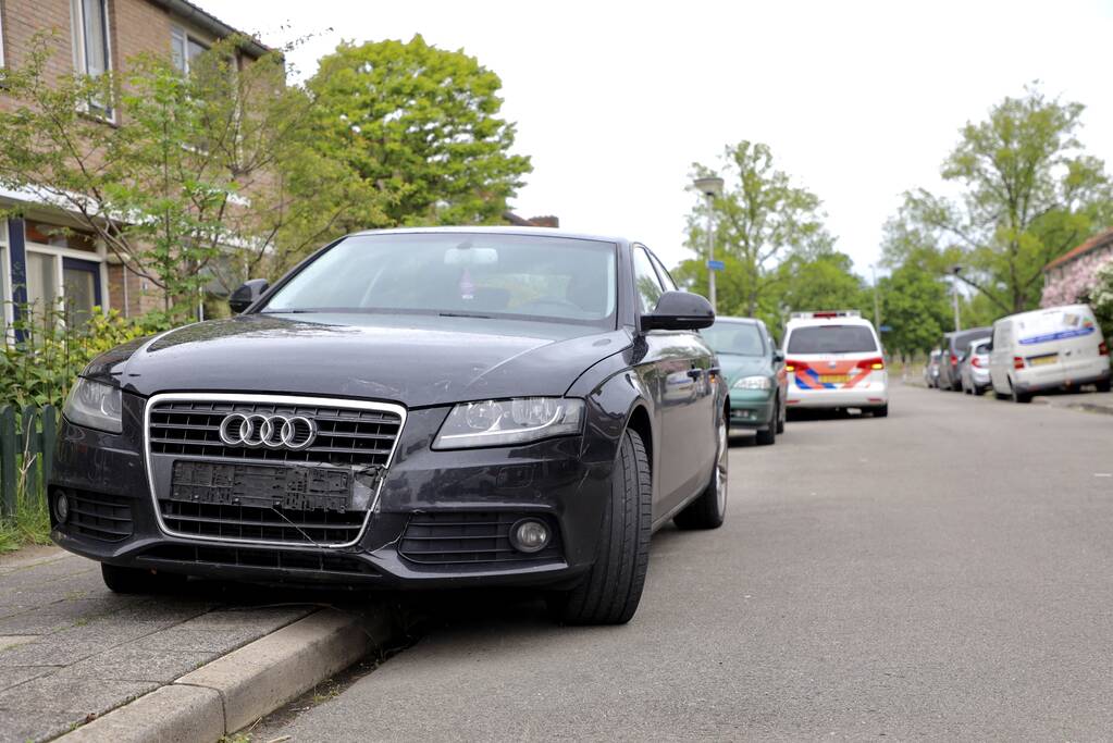 Overstekende scooterrijder gaat onderuit na botsing met auto