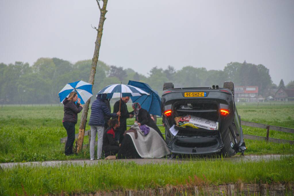 Gewonden nadat auto over de kop slaat
