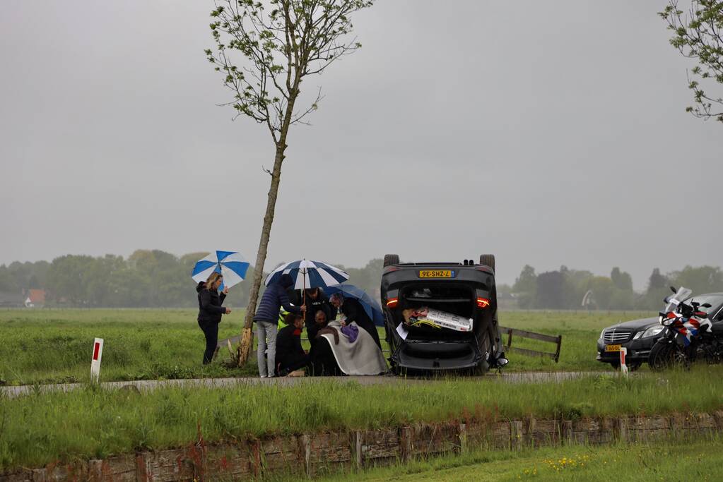 Gewonden nadat auto over de kop slaat