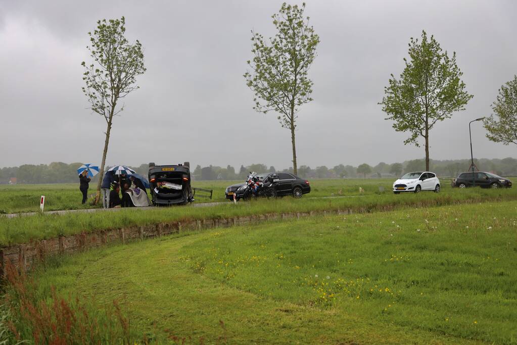 Gewonden nadat auto over de kop slaat