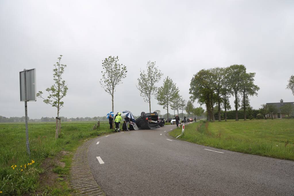 Gewonden nadat auto over de kop slaat