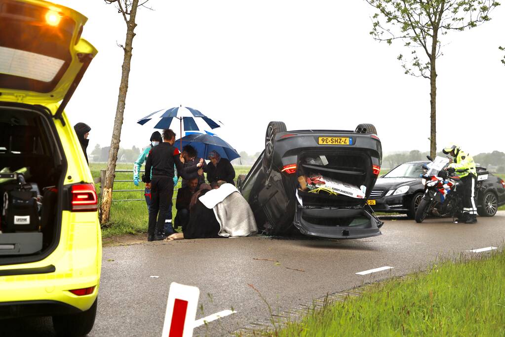 Gewonden nadat auto over de kop slaat