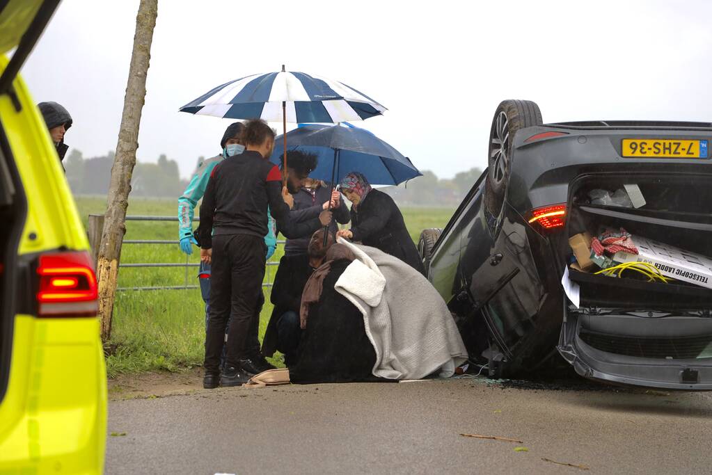 Gewonden nadat auto over de kop slaat