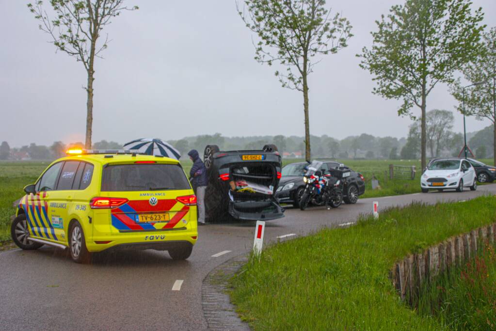 Gewonden nadat auto over de kop slaat
