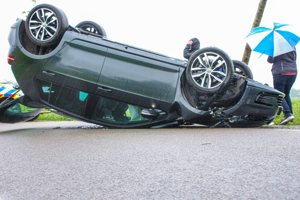 Gewonden nadat auto over de kop slaat