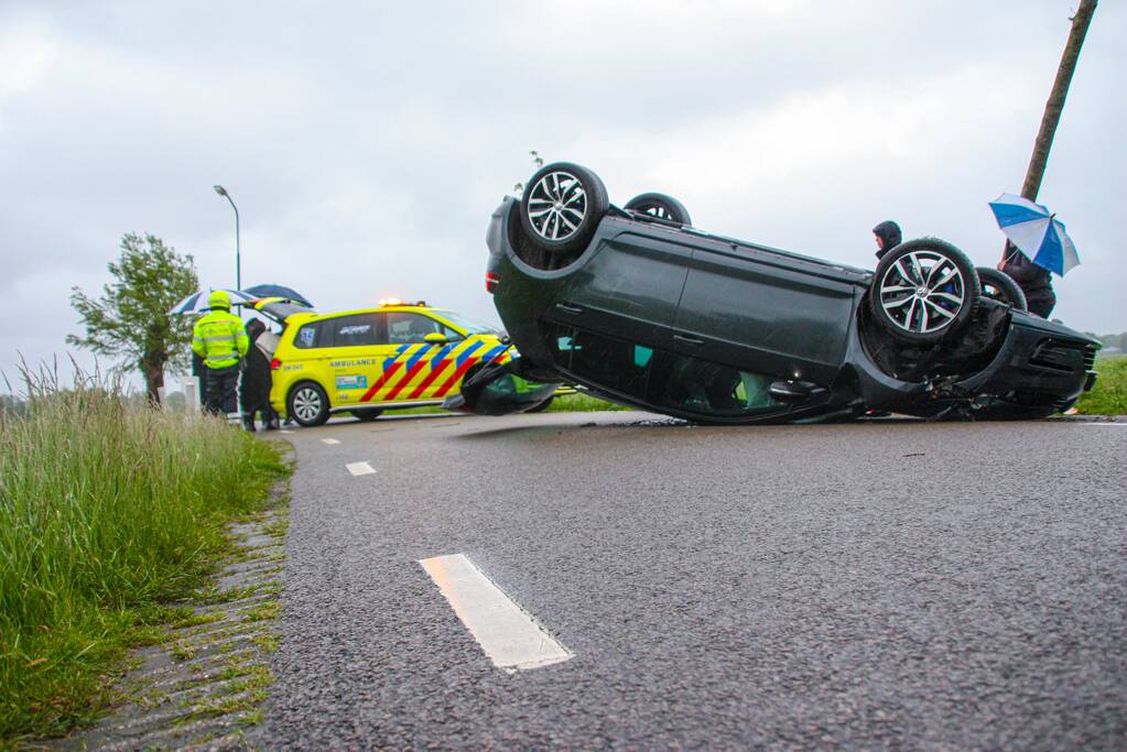 Gewonden nadat auto over de kop slaat