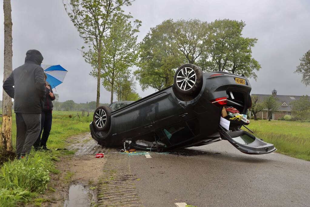 Gewonden nadat auto over de kop slaat
