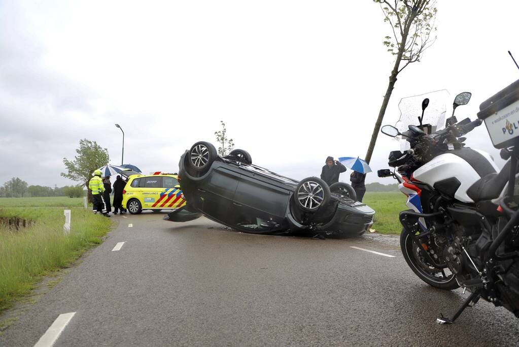 Gewonden nadat auto over de kop slaat