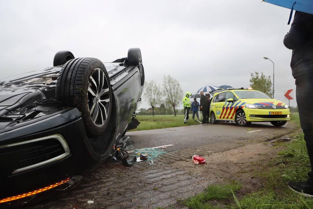 Gewonden nadat auto over de kop slaat