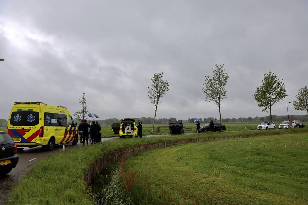 Gewonden nadat auto over de kop slaat