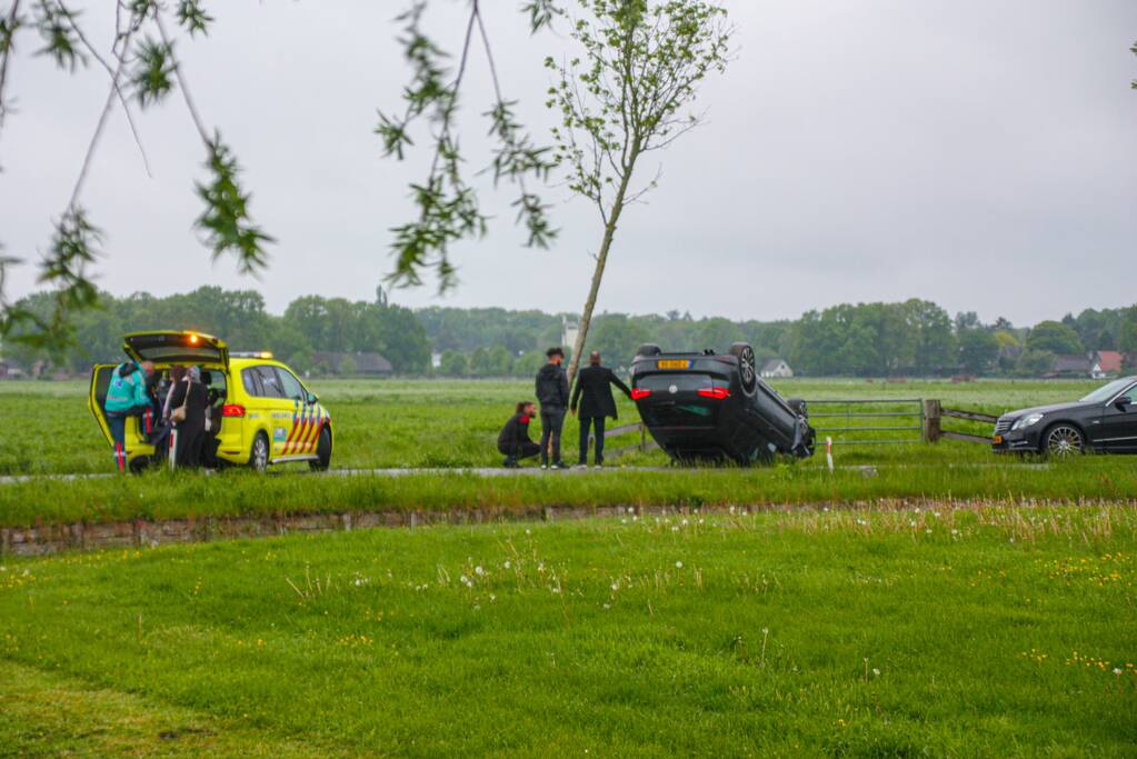 Gewonden nadat auto over de kop slaat