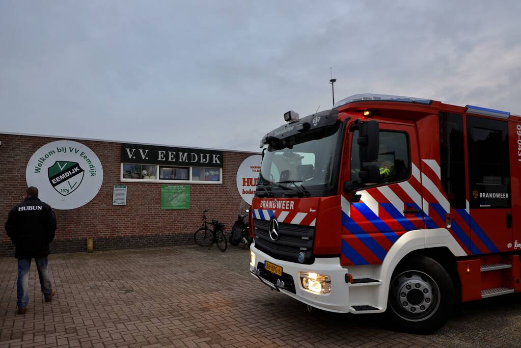 Kind met hoofd vast tussen spijlen van hek