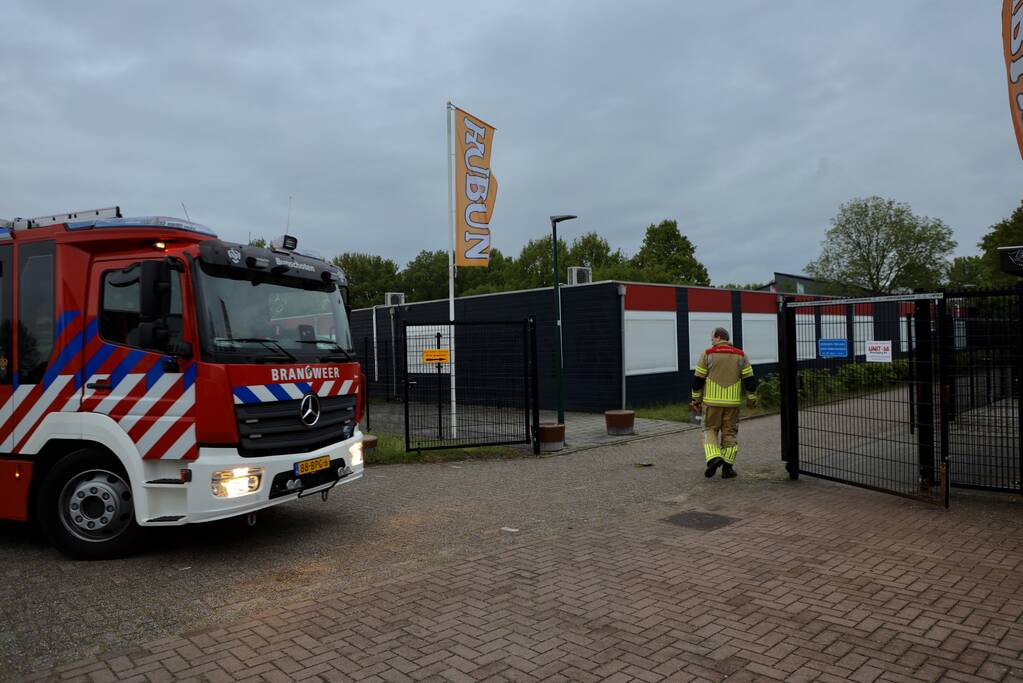 Kind met hoofd vast tussen spijlen van hek