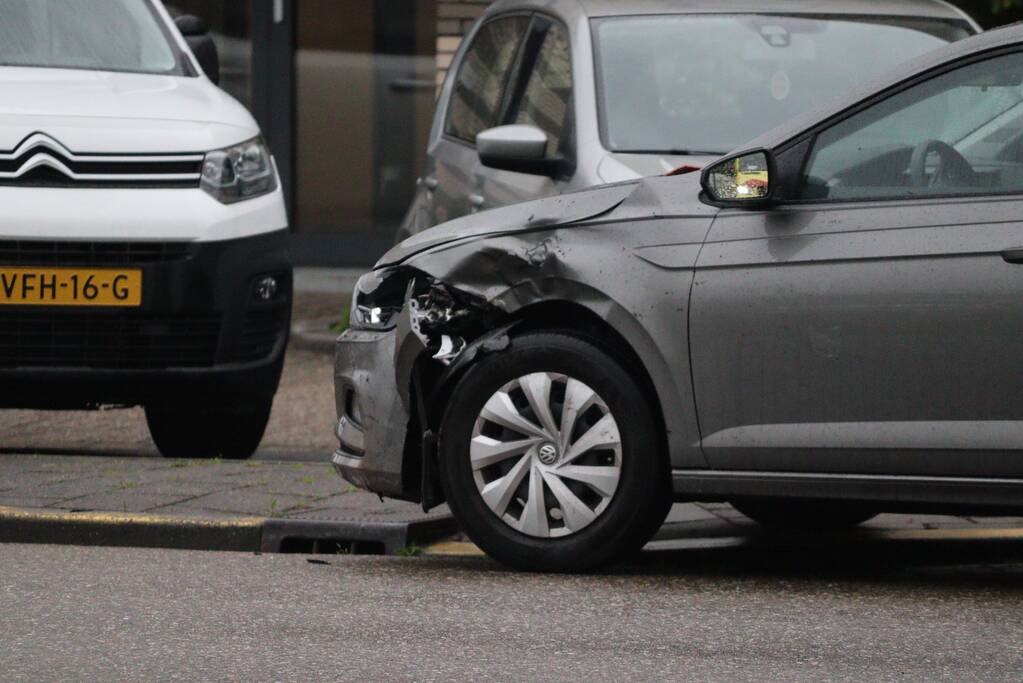 Brommobiel botst op personenauto