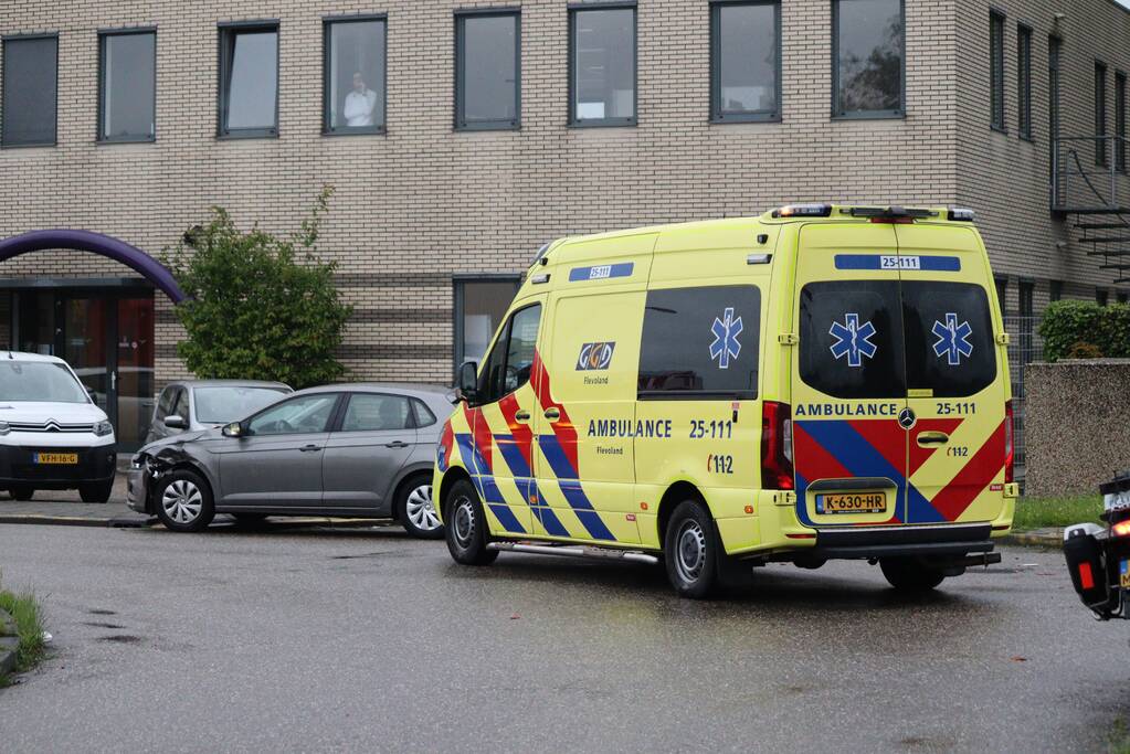 Brommobiel botst op personenauto