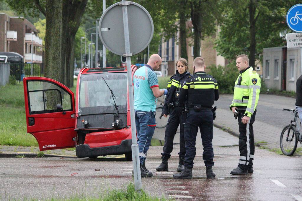 Brommobiel botst op personenauto