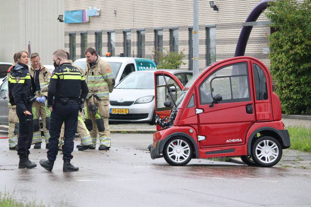 Brommobiel botst op personenauto