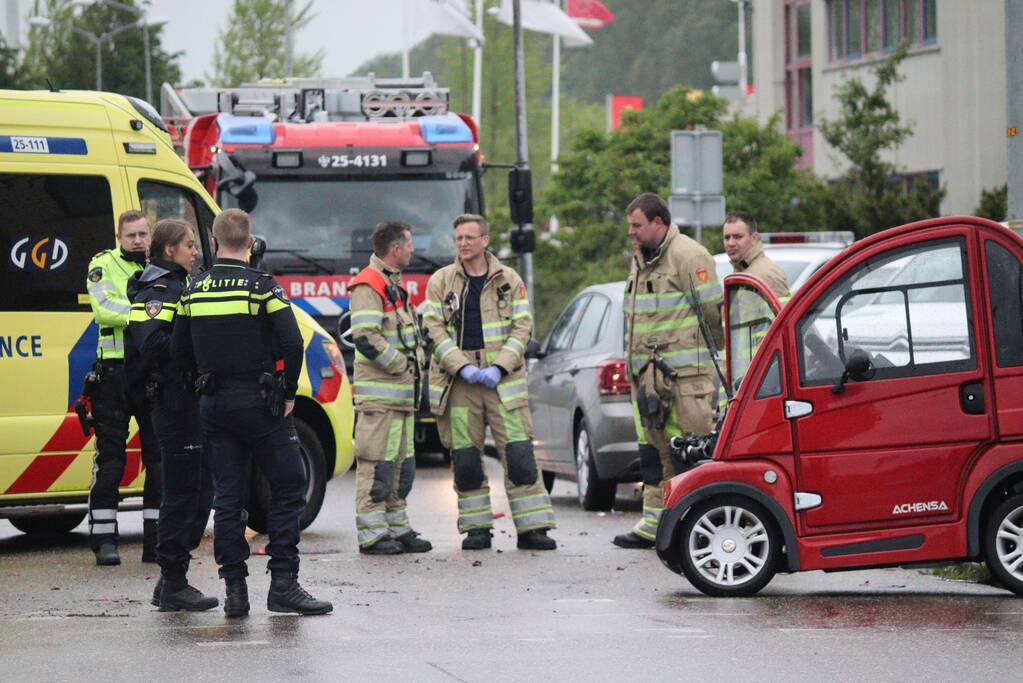 Brommobiel botst op personenauto