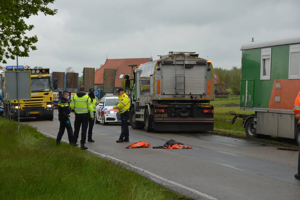 Vrachtwagen botst op kruising