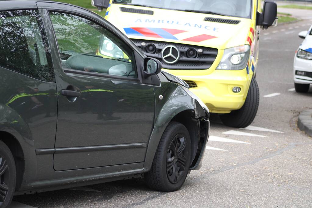 Gewonde bij botsing tussen twee voertuigen