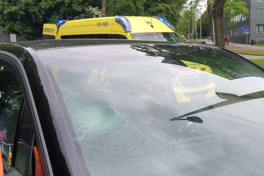 Jonge fietser geschept bij oversteekplaats