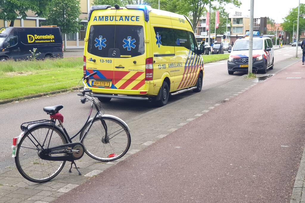 Jonge fietser geschept bij oversteekplaats