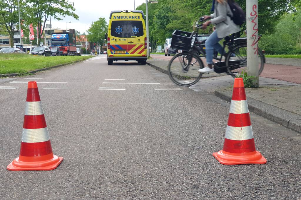Jonge fietser geschept bij oversteekplaats