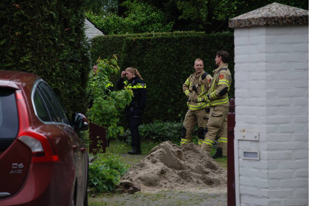 Brandweer blust brand in schoorsteen