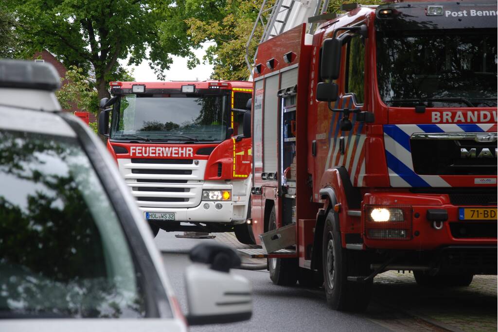 Brandweer blust brand in schoorsteen
