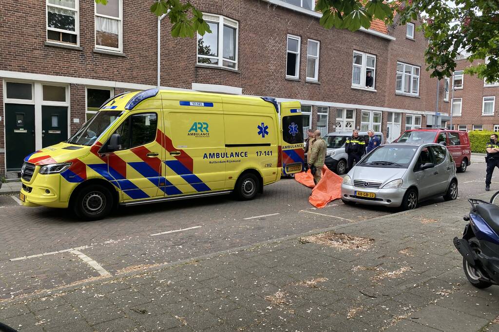 Vrouw vast met arm in deegrolmachine