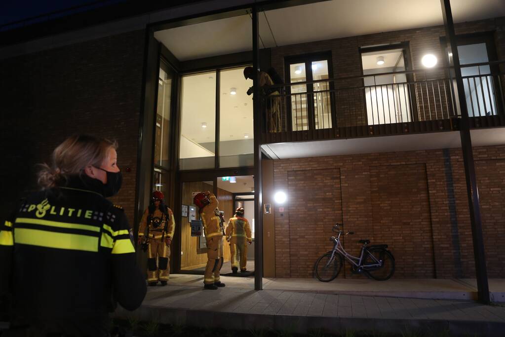 Brandweer blust brand in Laborhuis