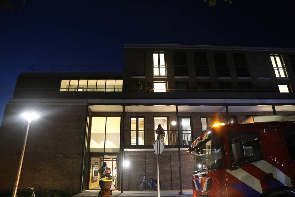 Brandweer blust brand in Laborhuis