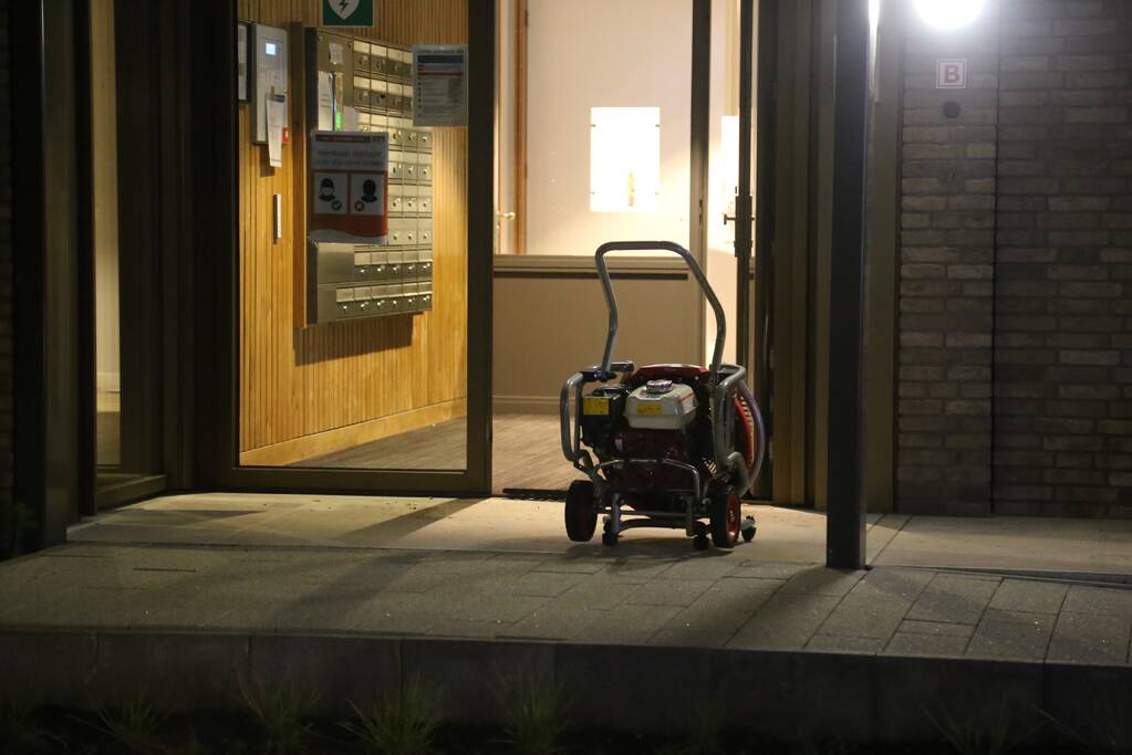 Brandweer blust brand in Laborhuis