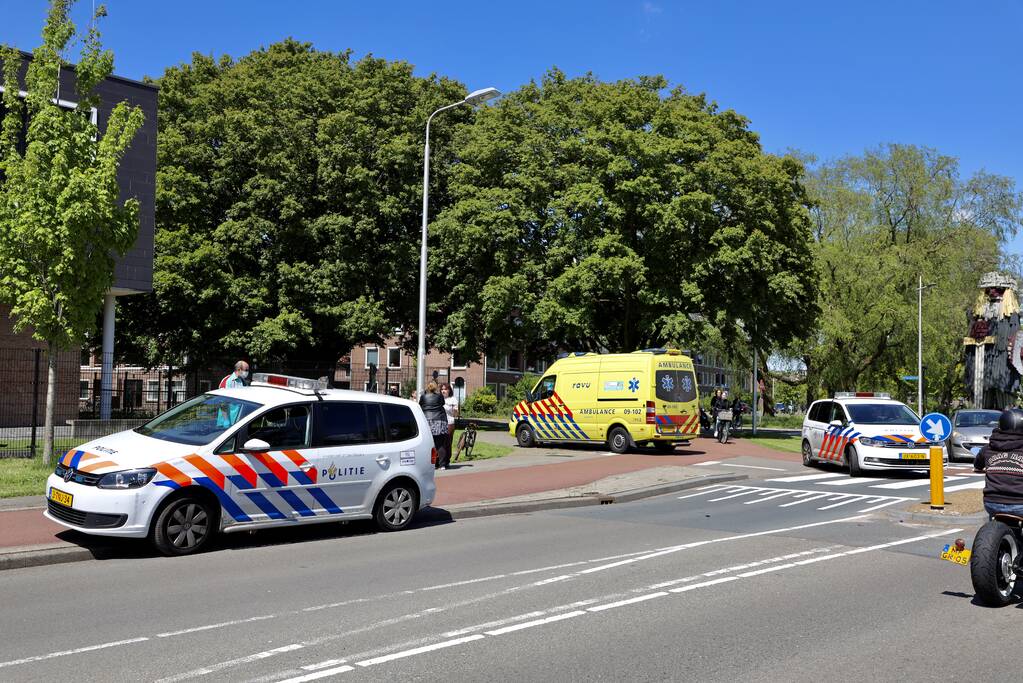 Auto botst op jonge fietser op rotonde