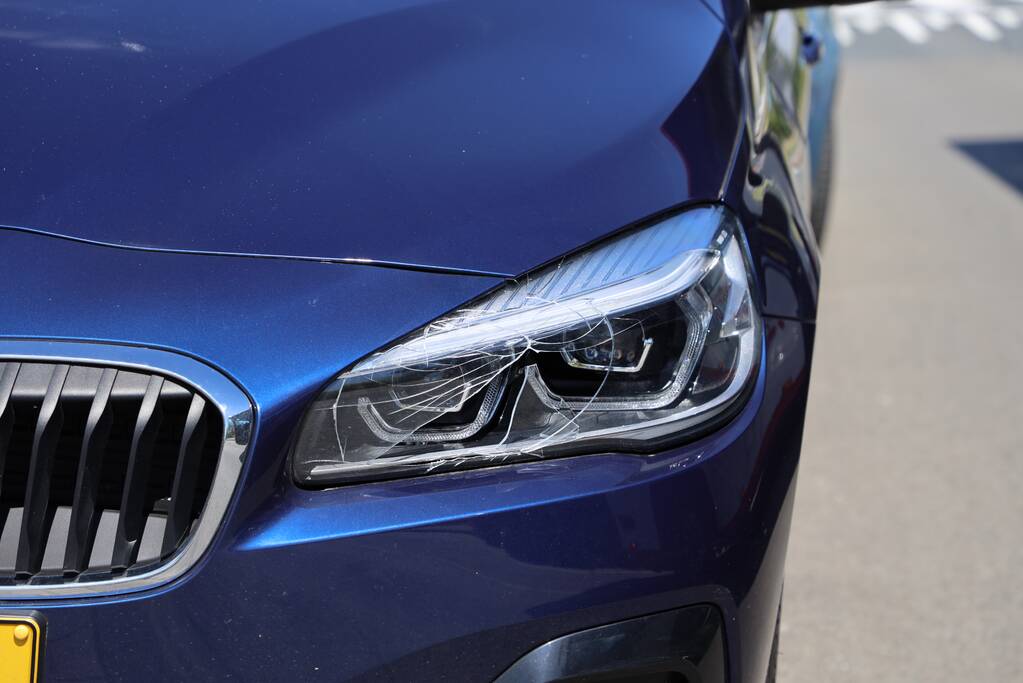 Auto botst op jonge fietser op rotonde