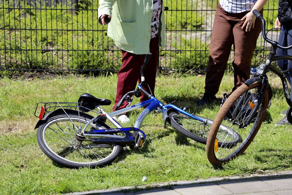 Auto botst op jonge fietser op rotonde