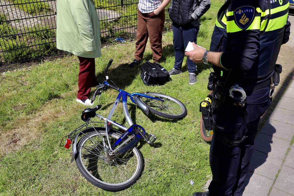 Auto botst op jonge fietser op rotonde