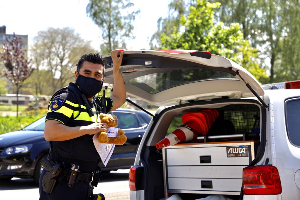 Auto botst op jonge fietser op rotonde