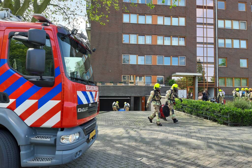 Veel rook bij brand in parkeergarage