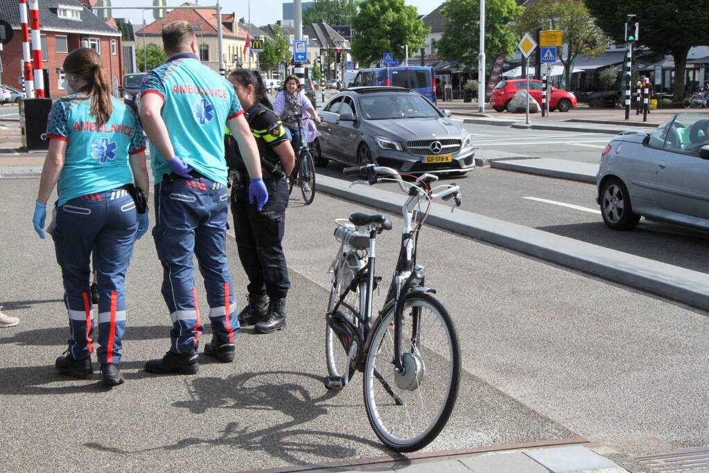 Vrouw op fiets gewond bij eenzijdig ongeval