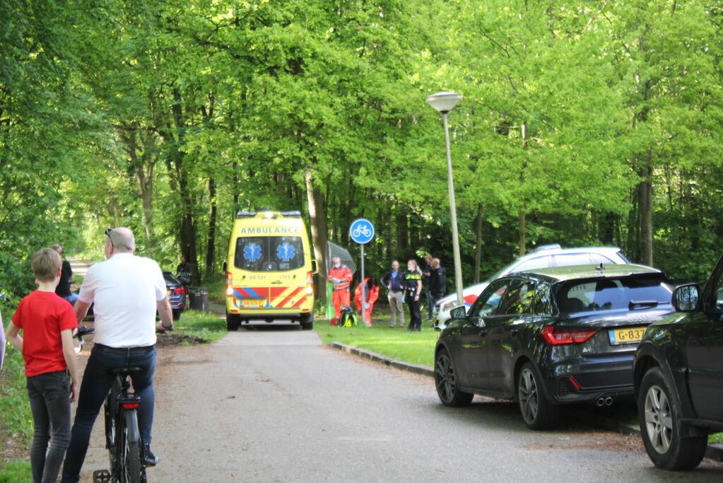 Fietser gewond bij botsing met slagboom