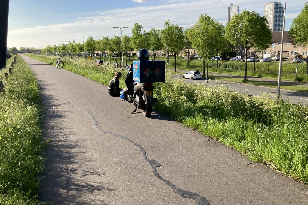 Pizzabezorger ten val met scooter