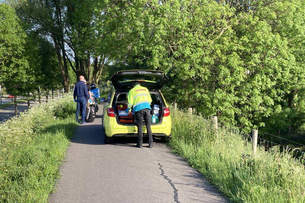 Pizzabezorger ten val met scooter