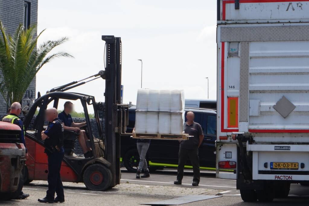 Hennepkwekerij en illegale sigarettenfabriek ontdekt in loods