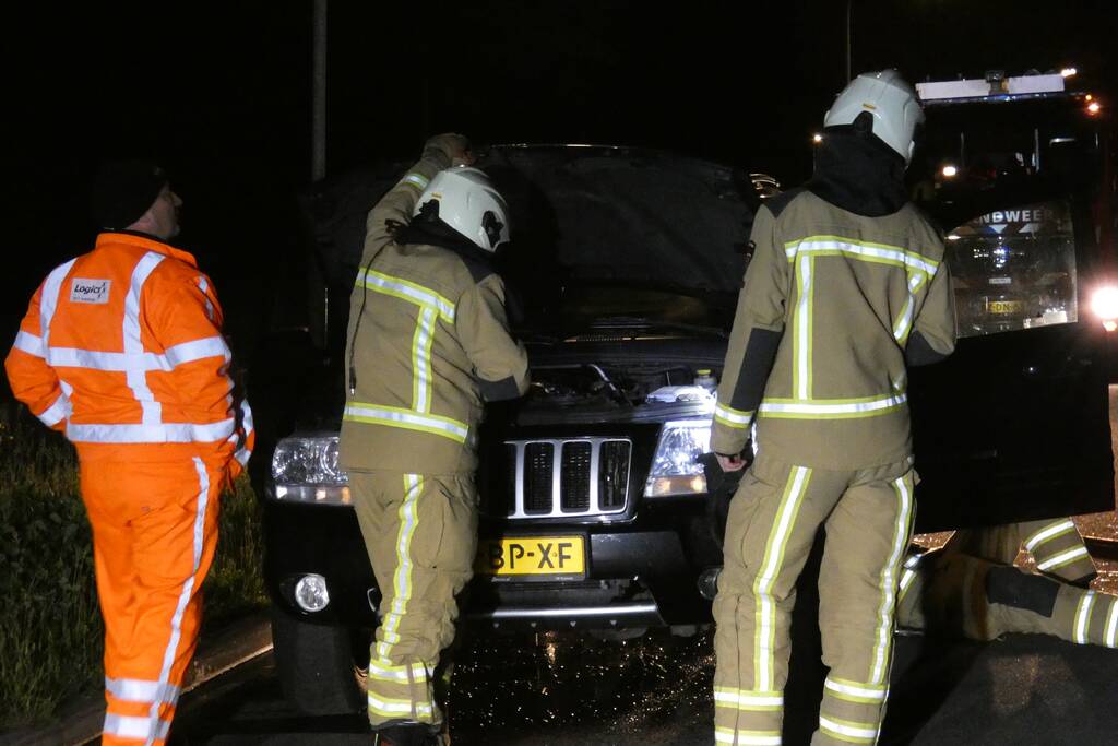 Auto vliegt spontaan in brand na pech