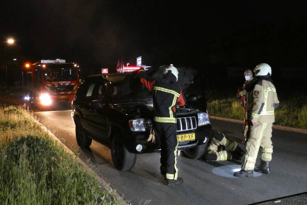 Auto vliegt spontaan in brand na pech