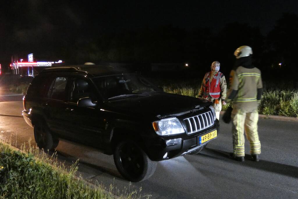 Auto vliegt spontaan in brand na pech