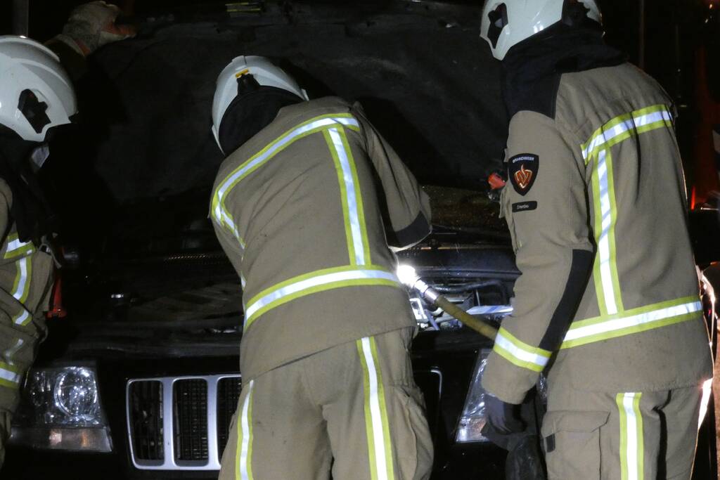 Auto vliegt spontaan in brand na pech